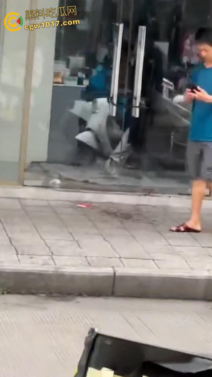 广西柳州金竺花苑小区门口，一男子持刀无差别砍人件，一名过路男子受伤送医，网传精神小伙疯狂行凶 !-7