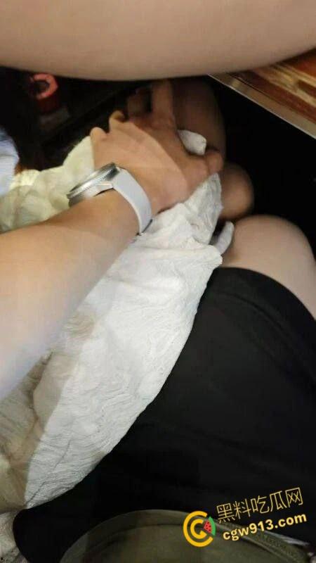 18岁小妹妹为坐小米su7，拍照发朋友圈装B，不穿内裤就出来了，老哥顺水推舟吃饭乱摸，开房爆操嫩逼！-7