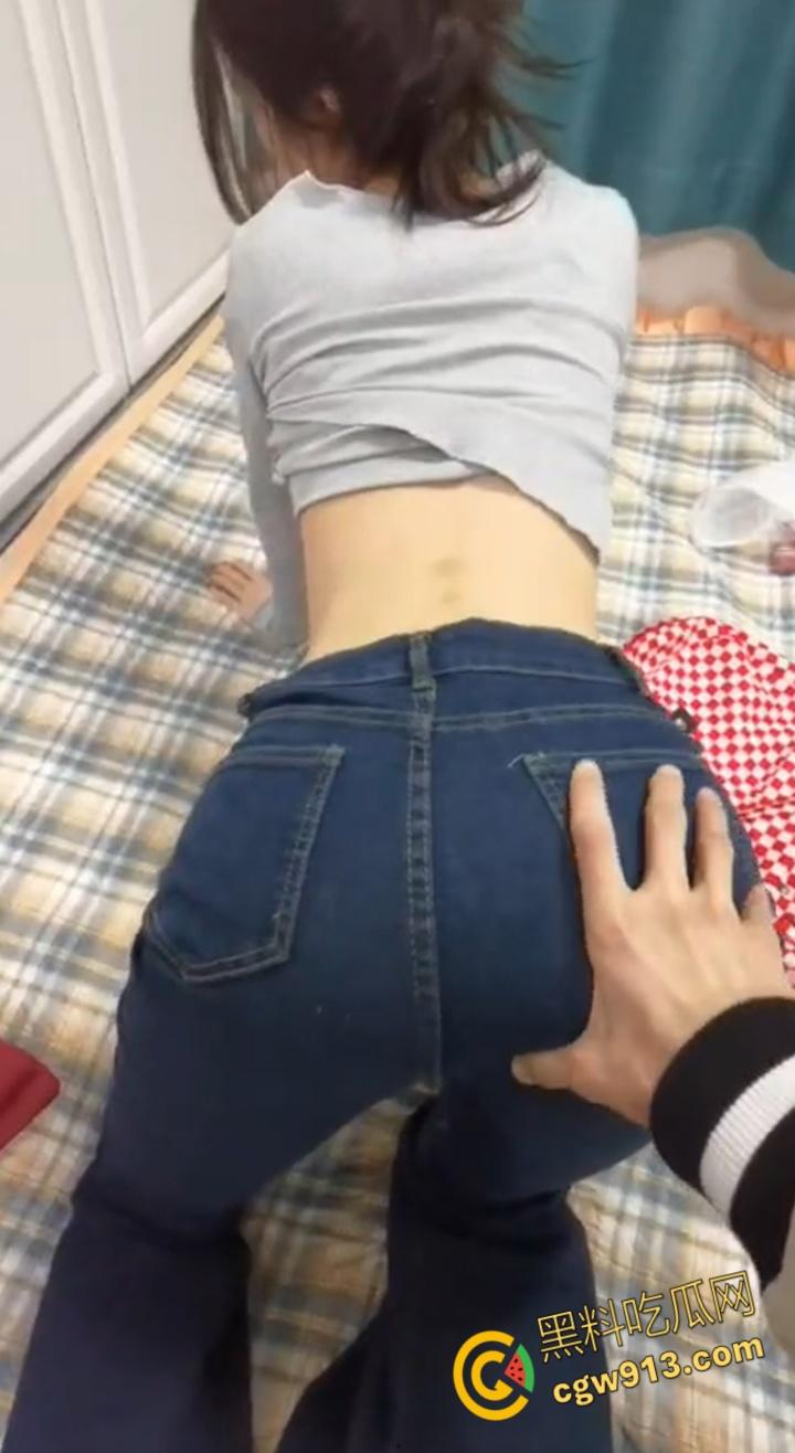 18岁小妹妹为坐小米su7，拍照发朋友圈装B，不穿内裤就出来了，老哥顺水推舟吃饭乱摸，开房爆操嫩逼！-9