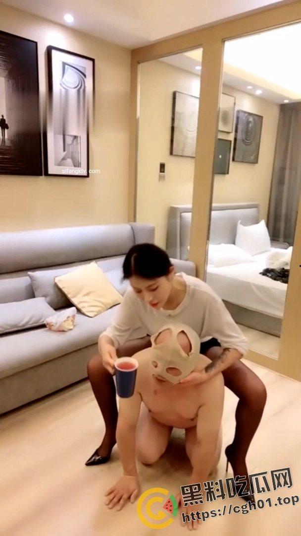 SM翻车现场！M大叔玩不起 当场急眼打起来了 你个公狗M怎么还把主人的胸罩撕烂了呢-6