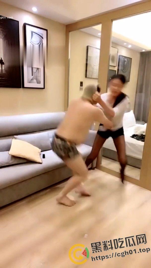 SM翻车现场！M大叔玩不起 当场急眼打起来了 你个公狗M怎么还把主人的胸罩撕烂了呢-9