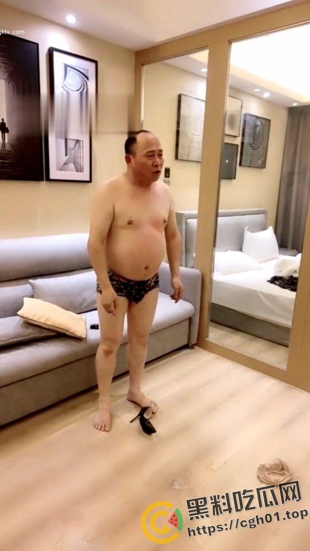 SM翻车现场！M大叔玩不起 当场急眼打起来了 你个公狗M怎么还把主人的胸罩撕烂了呢-13