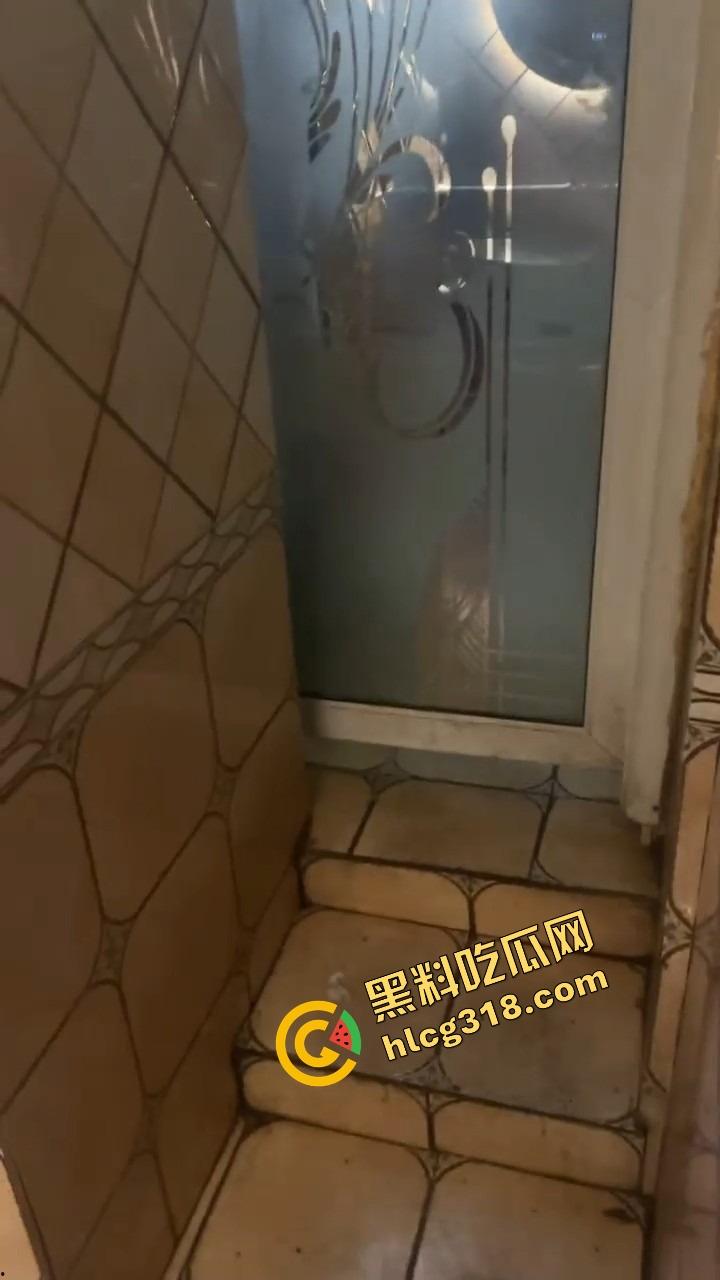 谁能想到吃个瓦匠烤鱼都能碰到厕所操逼，外面收瓶子里面打桩啪啪声盖过店里音乐，骚货一声不吭！-8