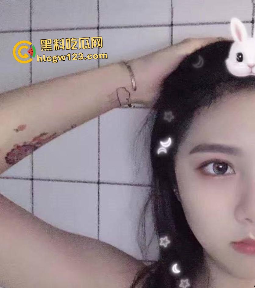 湖北师大【刘晴】大一骚女为奶茶免费骑乘，老板鸡巴太挺插不进去，只能用力掰！-1