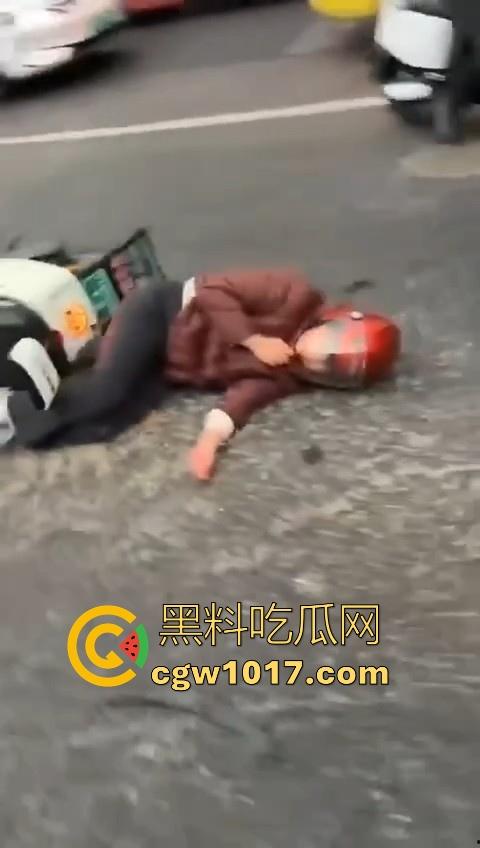 江苏南京中央门立交桥轿车猛冲入人行道，接连撞翻多辆电动自行车，多名行人受伤倒地昏迷，又是报复社会吗？-1