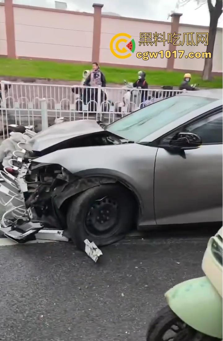 江苏南京中央门立交桥轿车猛冲入人行道，接连撞翻多辆电动自行车，多名行人受伤倒地昏迷，又是报复社会吗？-8