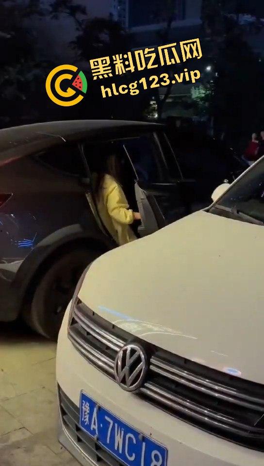 郑州花园路惊现捉奸戏码！老骚逼勾搭小鲜肉，惨遭原配丈夫当场抓包！-5