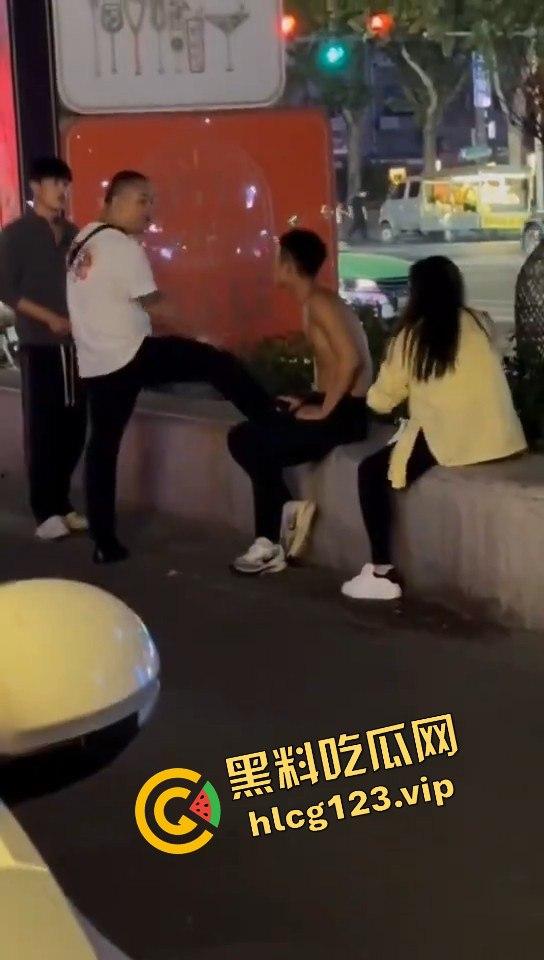 郑州花园路惊现捉奸戏码！老骚逼勾搭小鲜肉，惨遭原配丈夫当场抓包！-6