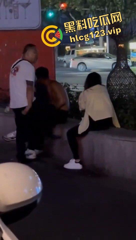 郑州花园路惊现捉奸戏码！老骚逼勾搭小鲜肉，惨遭原配丈夫当场抓包！-10