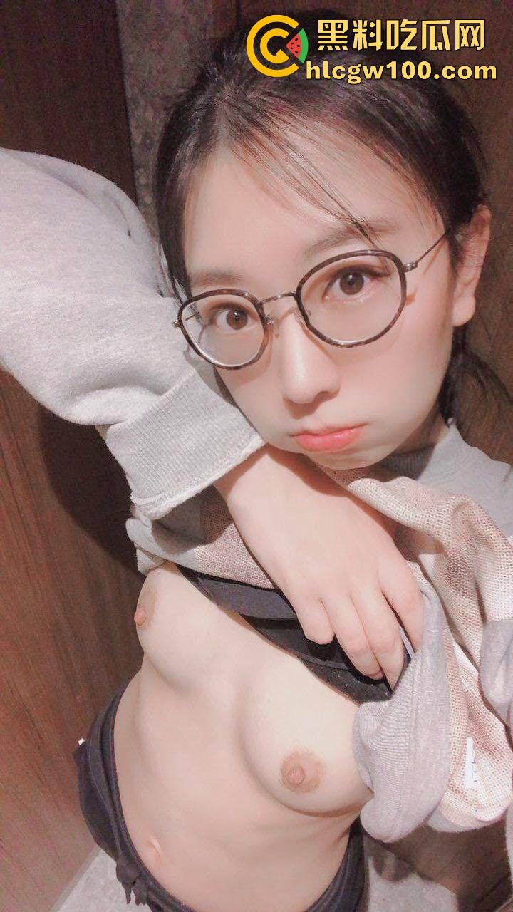 西安艺术职校【刘娜梦】被小哥拿下，1k买衣服撩到18岁嫩妹，粉嫩小穴带去日本玩，直接酒店包宿狂干！-2