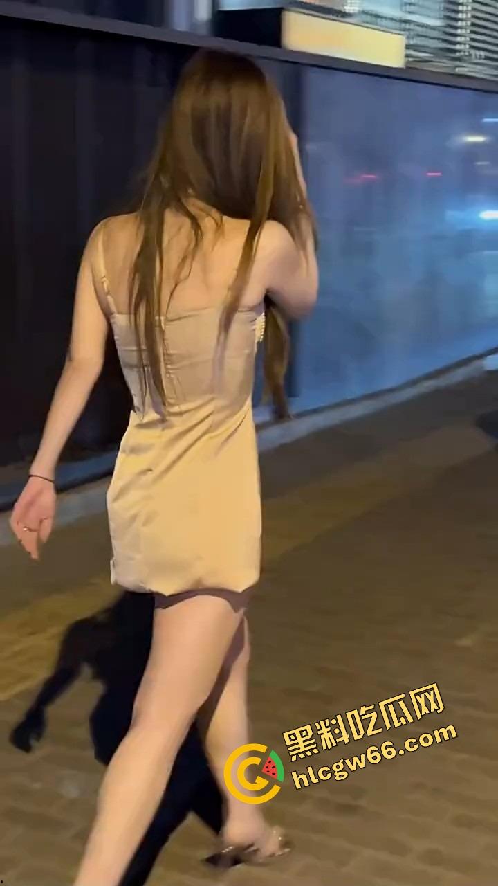 三里屯白皮骚集美和黑人约会翻车，被男同胞调侃起冲突，巴西牛排自己送逼上门，等着大鸡巴爆操！-10