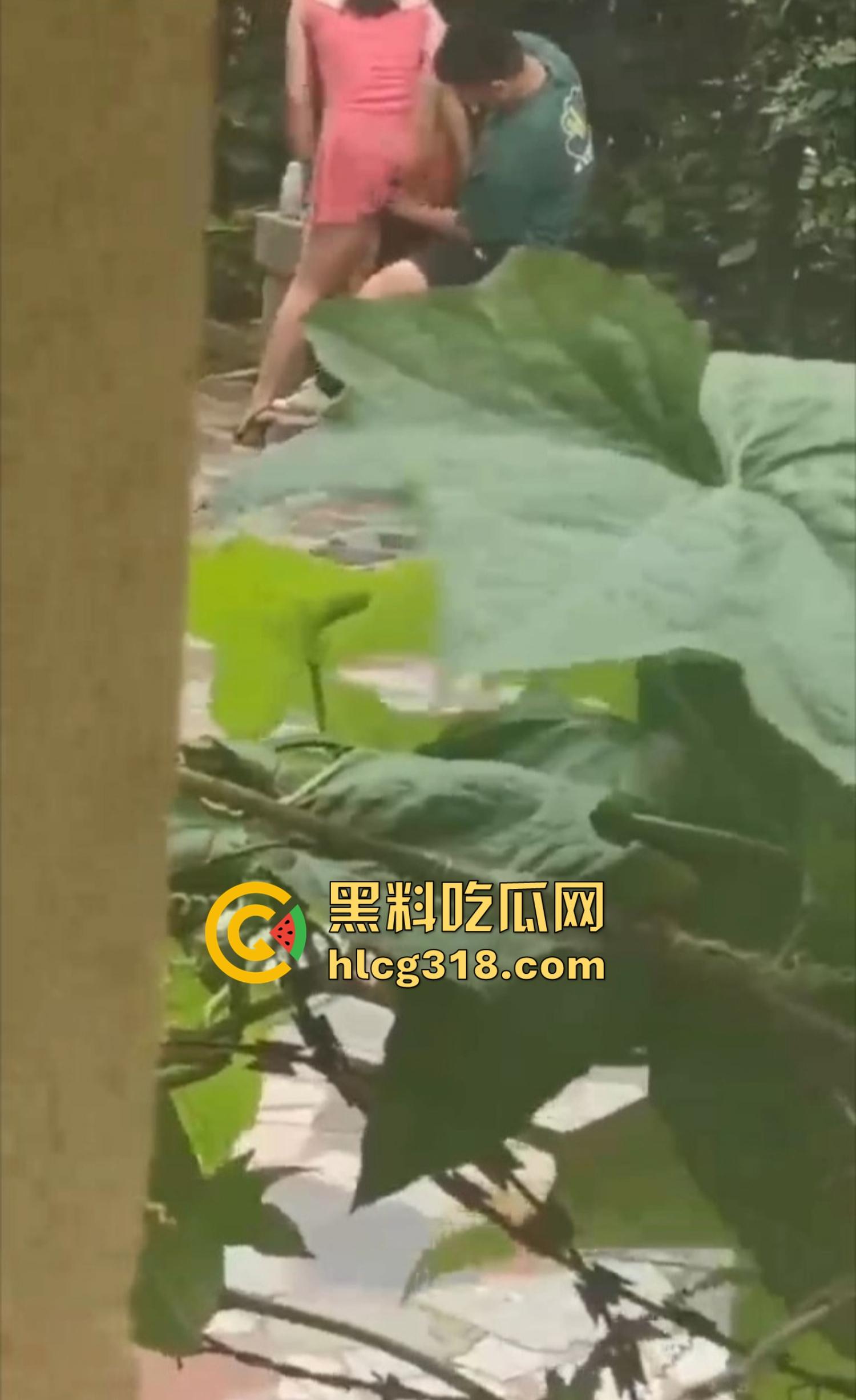 夏日公园野战指南，骚男做爱有讲究先抠B后舔奶再让女得吃鸡，兄弟一步不落，结果全套流程被偷拍！-3