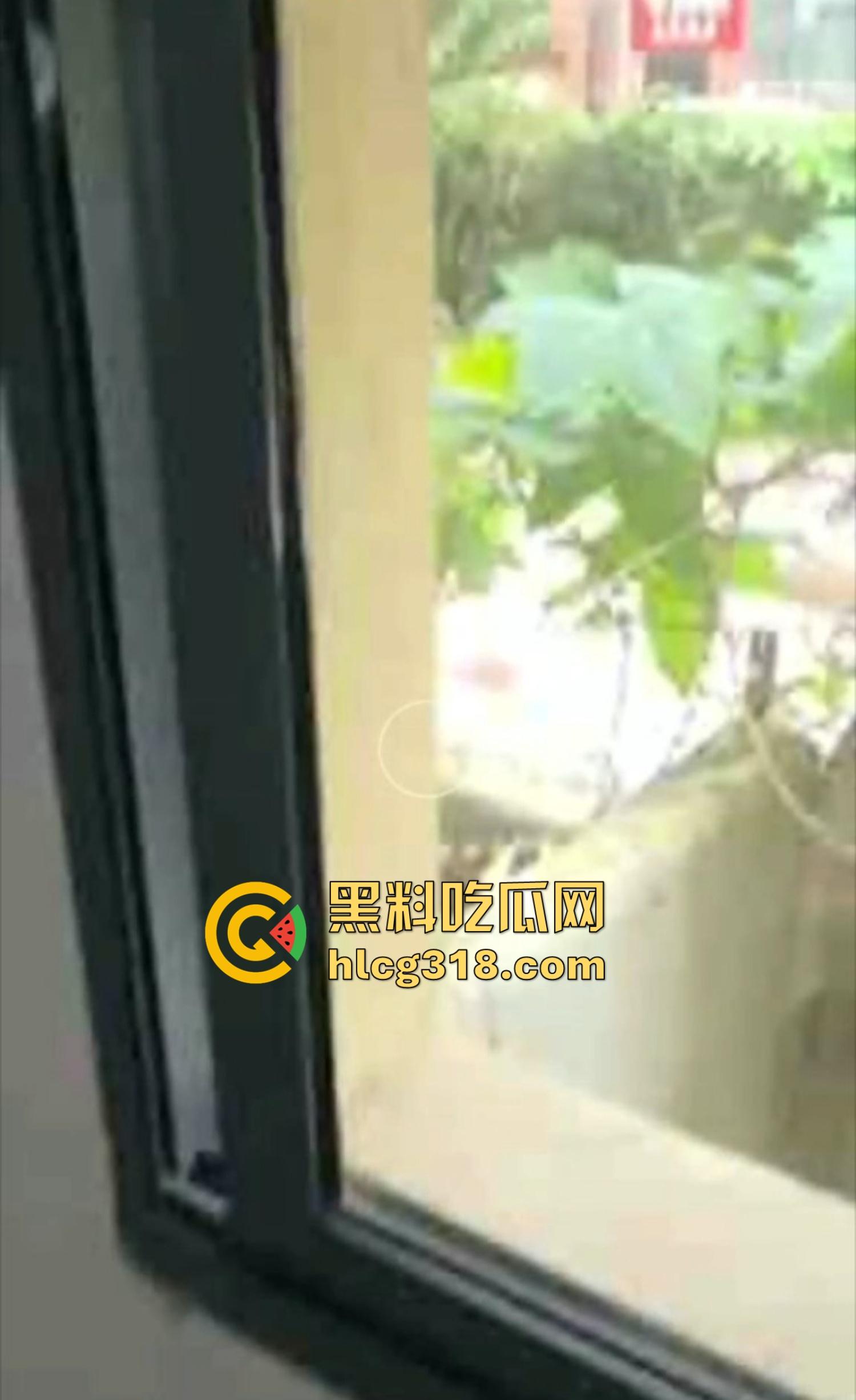 夏日公园野战指南，骚男做爱有讲究先抠B后舔奶再让女得吃鸡，兄弟一步不落，结果全套流程被偷拍！-4