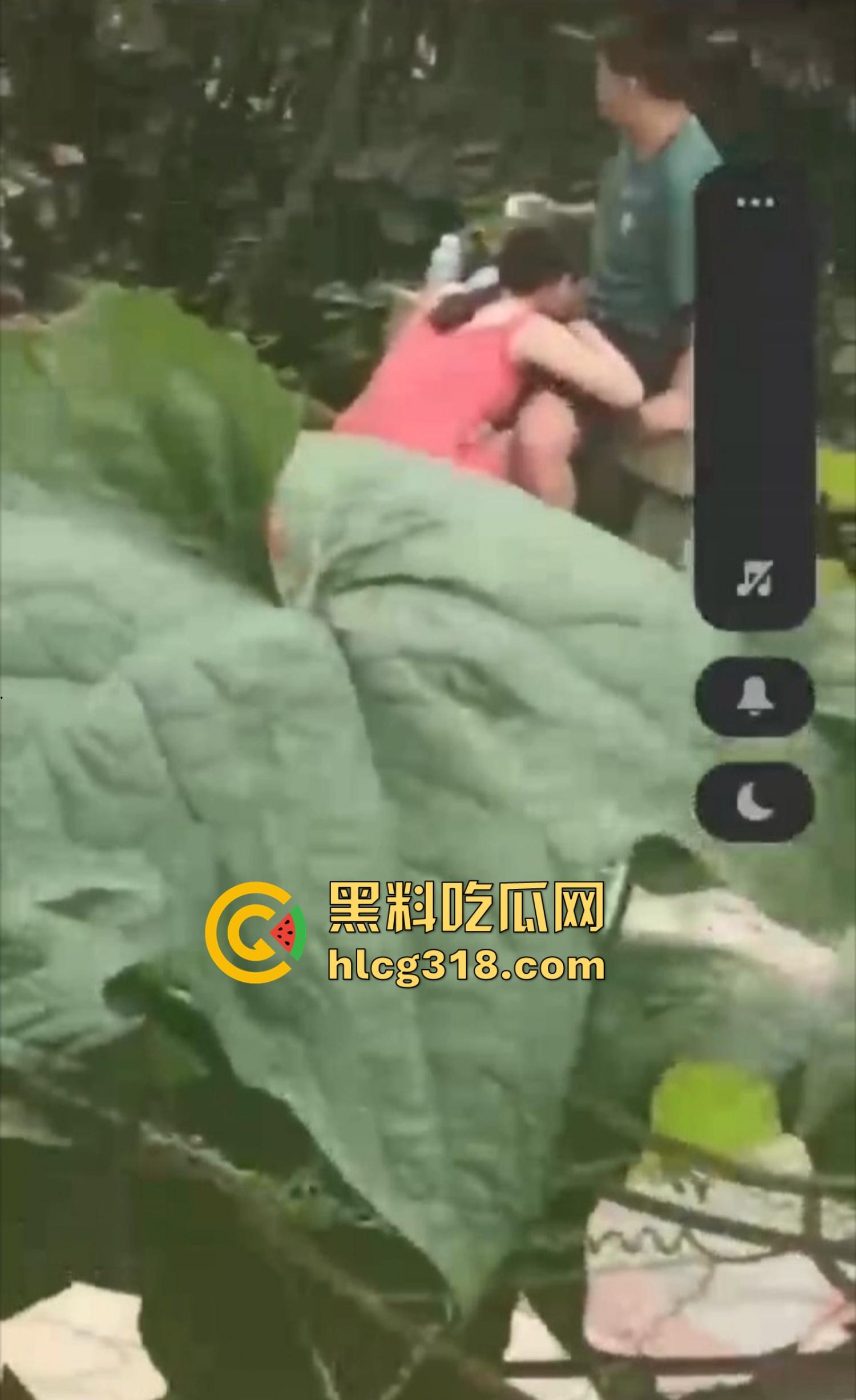 夏日公园野战指南，骚男做爱有讲究先抠B后舔奶再让女得吃鸡，兄弟一步不落，结果全套流程被偷拍！-5