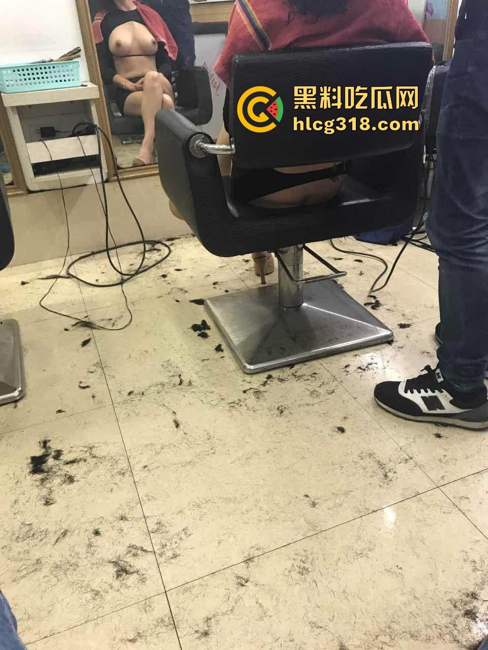 带性瘾炮友深夜发廊露出，坦露巨乳上演极限诱惑，无奈发型小哥一心剪发，只能独自品尝肥美白虎穴！-2