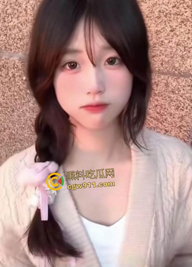 郑州清纯学妹【李佳明】，校园乖女变调教淫兽，家中炮机捣穴跪舔巨根双洞齐发，这要是被爸妈发现那不得了！-1