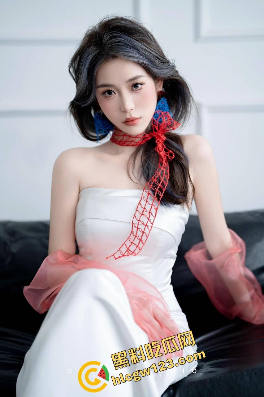 反差眼镜骚妹玩疯了，JK制服配上黑丝边被爆操边撕袜子，逼肿丝破成狗样，这种母狗玩起来太上头！-2