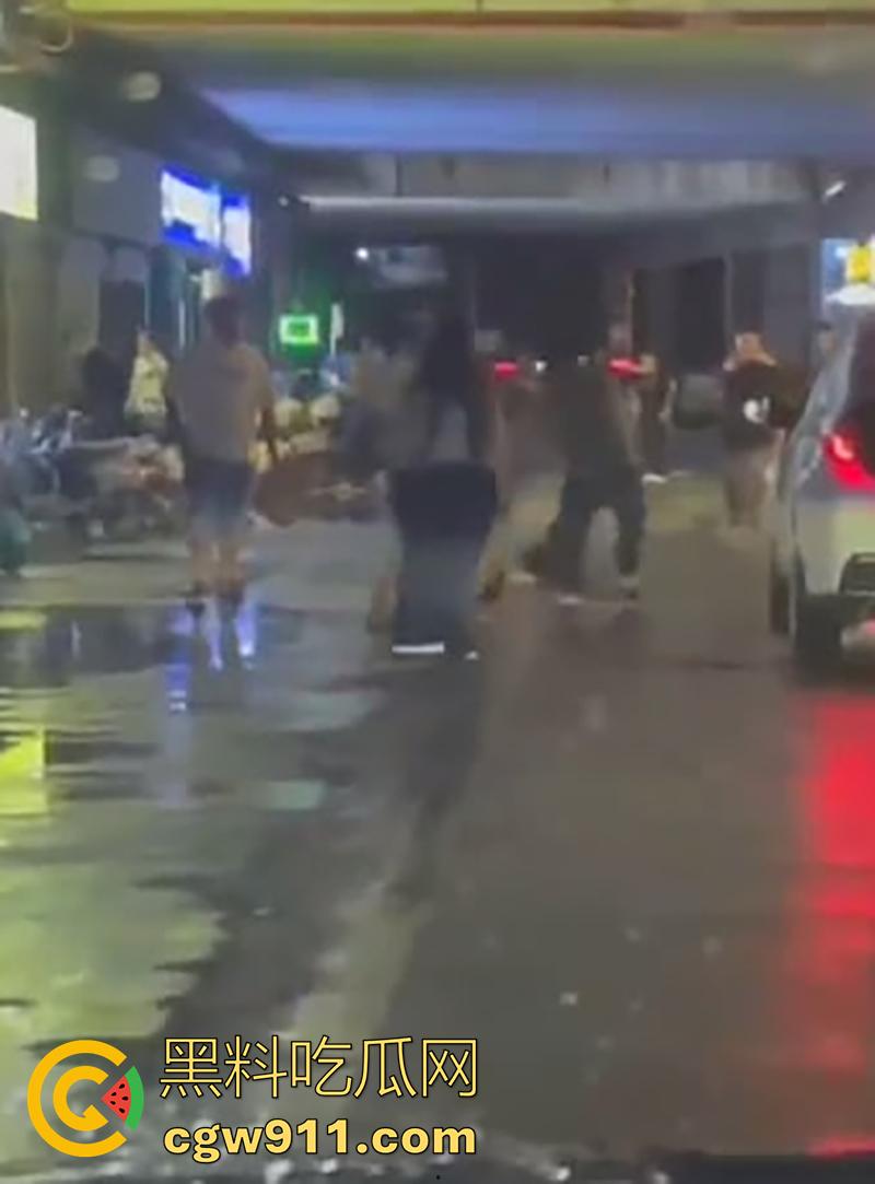 退伍兵都憋坏了吧，酒吧遇到认识的美女，直接上手撩骚，其表哥上前理论被群殴，提刀一穿四，这兵真是白当了！-4