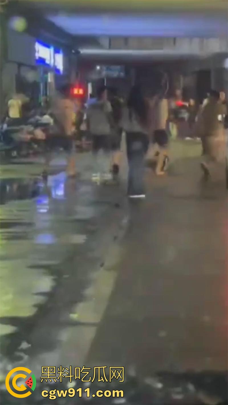 退伍兵都憋坏了吧，酒吧遇到认识的美女，直接上手撩骚，其表哥上前理论被群殴，提刀一穿四，这兵真是白当了！-5