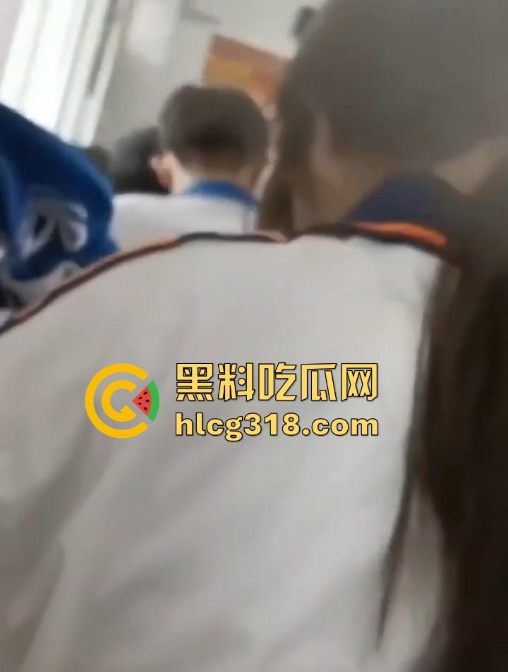 课堂变战场！老师前面讲课 男同学狂扣前排女生小穴 整个手指都沾满淫水 玩的十分刺激！-1