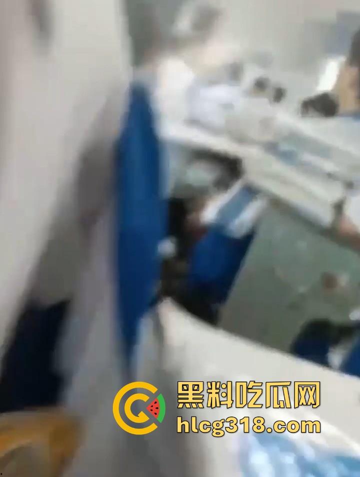 课堂变战场！老师前面讲课 男同学狂扣前排女生小穴 整个手指都沾满淫水 玩的十分刺激！-4