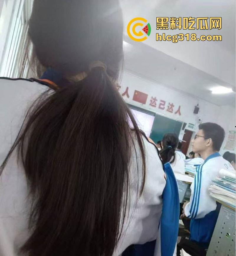 课堂变战场！老师前面讲课 男同学狂扣前排女生小穴 整个手指都沾满淫水 玩的十分刺激！-7