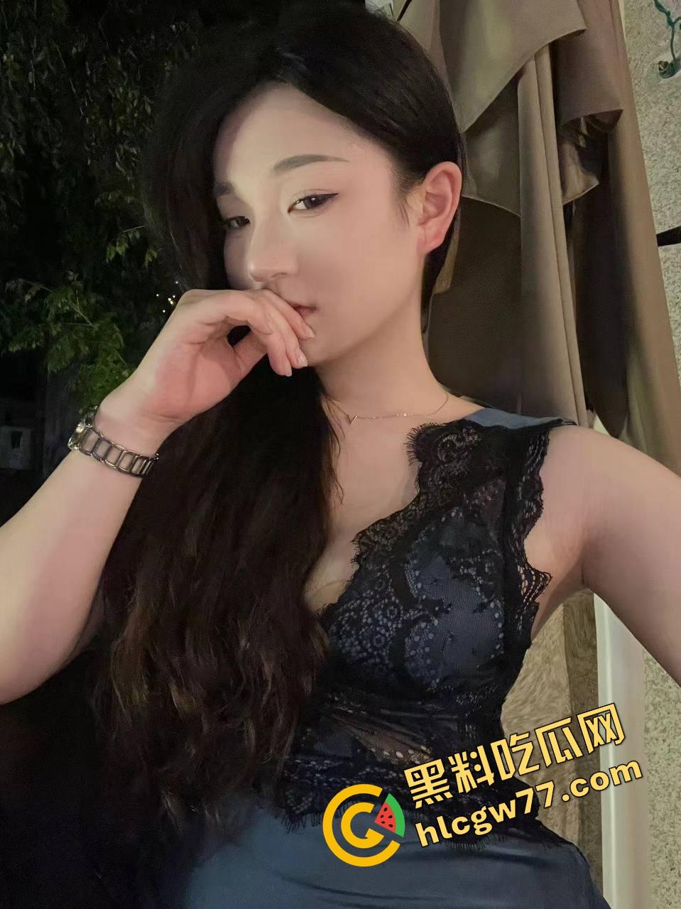 绿帽男自愿贡献淫妻，大屌单男从客厅干到走廊，人妻逼都被干红肿了，他却当精盆的守夜人！-1