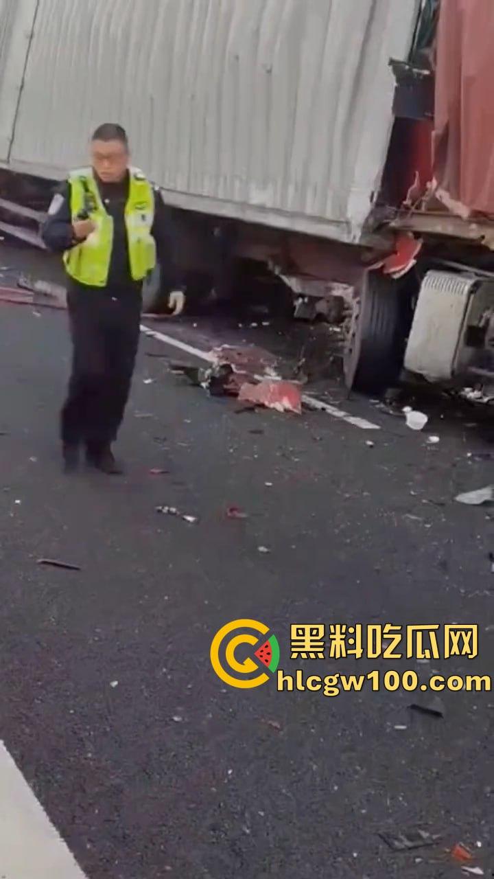 揪心！沪昆高速惊现超级追尾，几十辆车 “叠罗汉”，多辆货车车头被挤压成铁饼-7