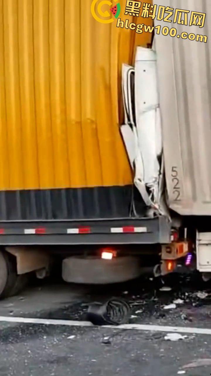 揪心！沪昆高速惊现超级追尾，几十辆车 “叠罗汉”，多辆货车车头被挤压成铁饼-8