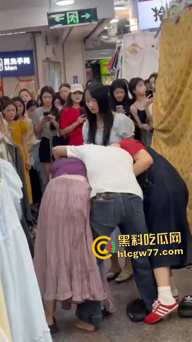 广西商场实拍女人打架，各种对骂撕逼扒衣服，难怪男人都爱看女人打架，美腿翘臀随便看啊！-6