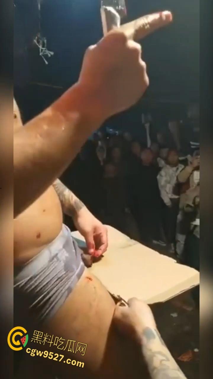 猎奇的重口慎入！男子当街表演，男子拿着砍刀割包皮，满桌子都是血，是因为不想让医院挣那么多钱吗 ?-2