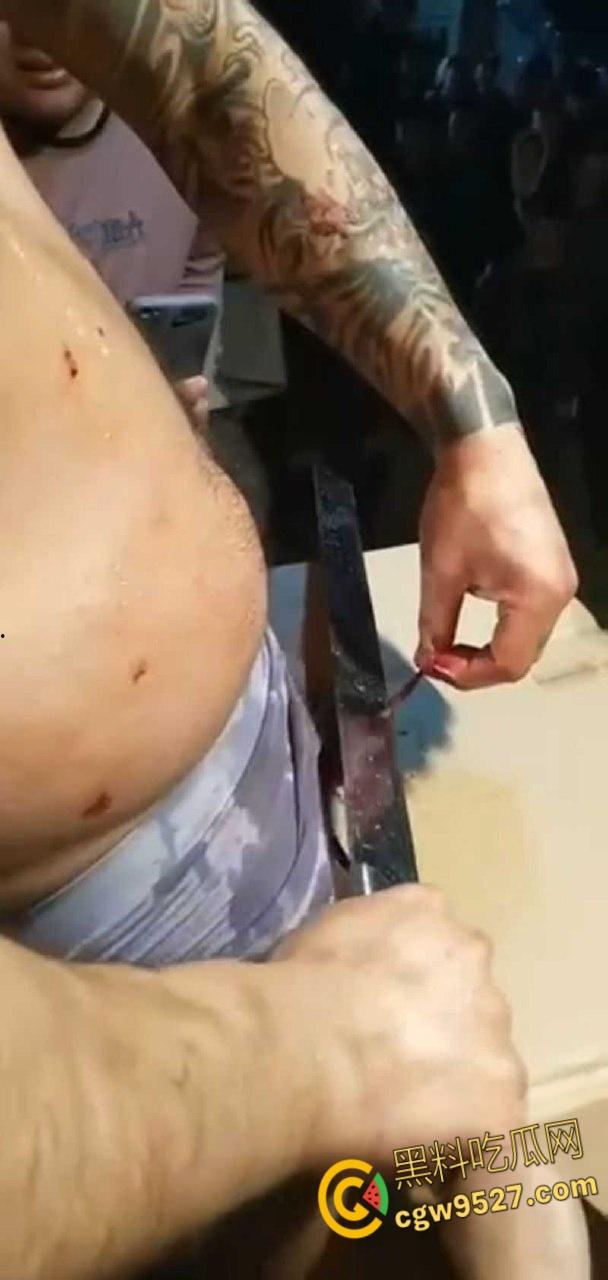 猎奇的重口慎入！男子当街表演，男子拿着砍刀割包皮，满桌子都是血，是因为不想让医院挣那么多钱吗 ?-5