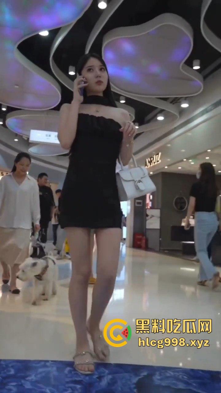 瓜友投稿抄底短裙小姐姐，白内内曝光！高颜值极品小姐姐，兄弟你胆儿真肥！-3