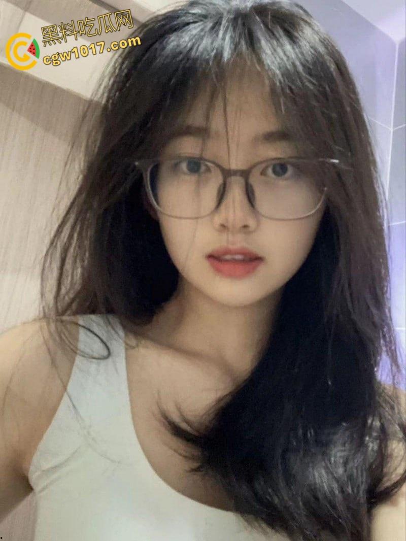 江苏南京学生妹【杜小柠】分手后遭渣男曝光，清纯女神沦为丧志母畜，露出自慰道具双通！-1