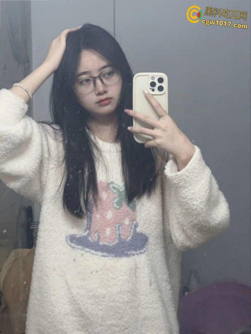 江苏南京学生妹【杜小柠】分手后遭渣男曝光，清纯女神沦为丧志母畜，露出自慰道具双通！-4