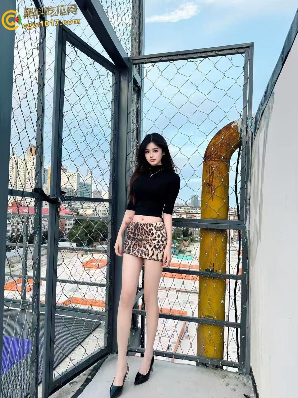 女儿穿着豹纹裙洗碗，被我撕开黑丝猛舔骚穴，超配合得跪地口交，穿着高跟鞋被我抬腿猛插，全射在女儿的黑丝上 ！-2