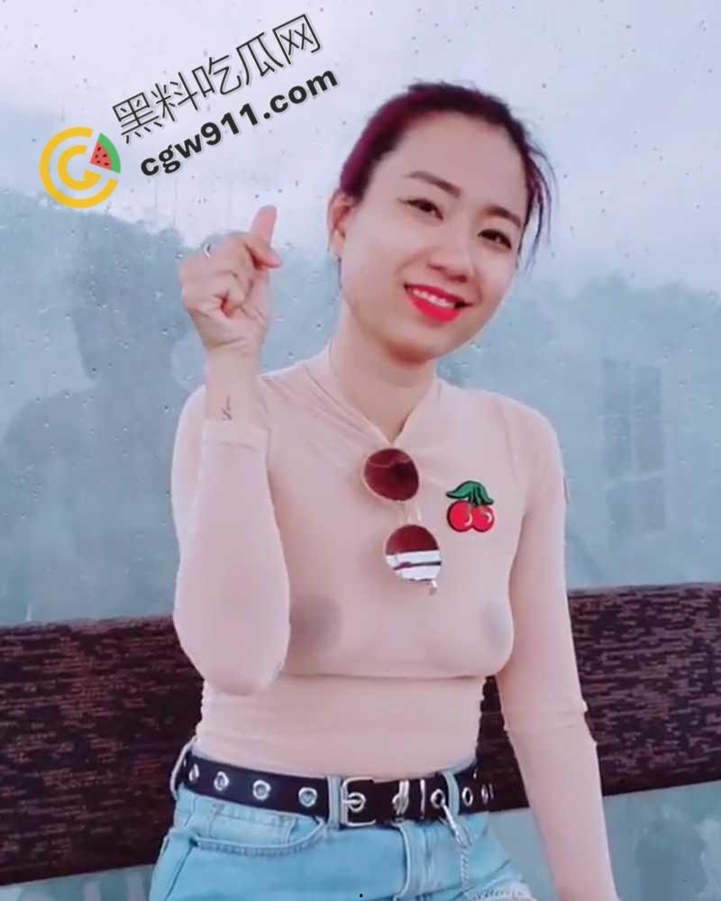 湖南人妻【黄小桃】的大胆暴露挑逗！真空逛街，夹着肛塞大胆露穴，寻求刺激后被爆操-4