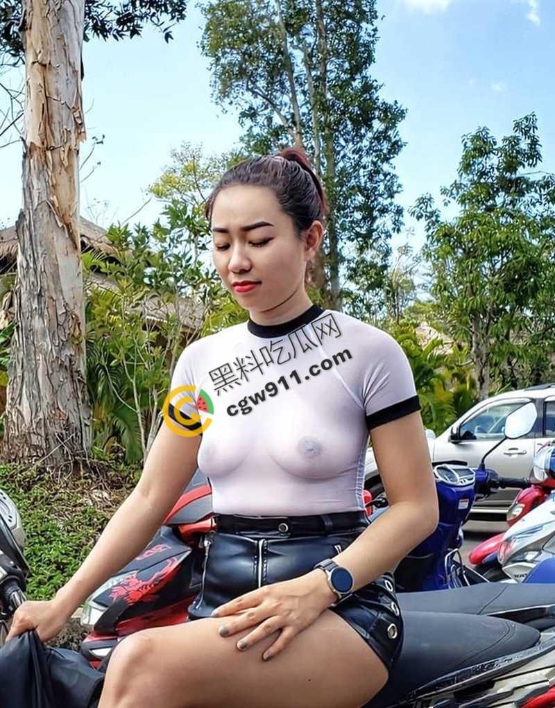 湖南人妻【黄小桃】的大胆暴露挑逗！真空逛街，夹着肛塞大胆露穴，寻求刺激后被爆操-8