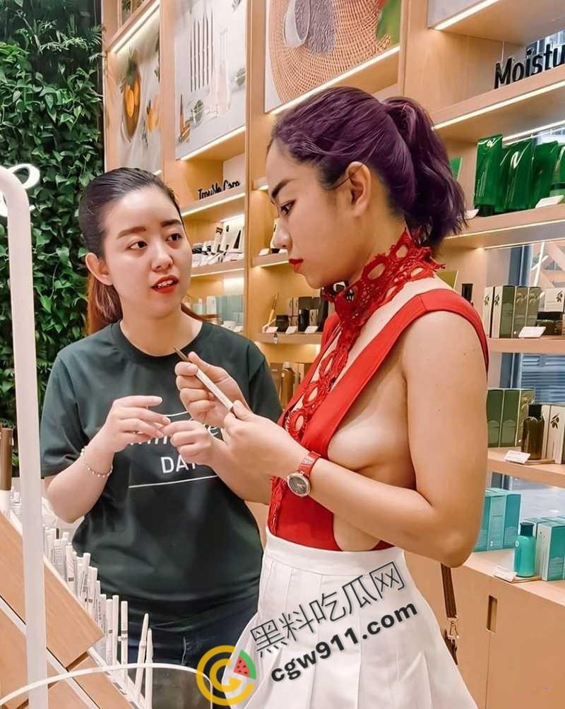 湖南人妻【黄小桃】的大胆暴露挑逗！真空逛街，夹着肛塞大胆露穴，寻求刺激后被爆操-9