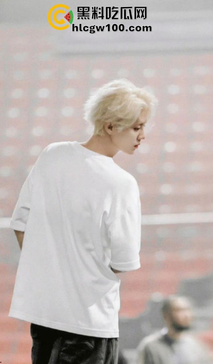 顶流明星【鹿晗】抖音直播竖中指 粉丝质疑飙脏话怒怼黑丝 这还是小仙女们追捧的无法复制的初代顶流吗！-16