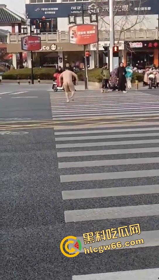热到发疯？石家庄肥宅裸男街头裸奔！斑马线跪地膜拜，一身肉抖得像猪妖下凡，现场比妖都离谱！-6