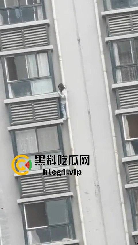 15层高楼修空调！老王徒手下楼不带防护，面子比命重要？-1