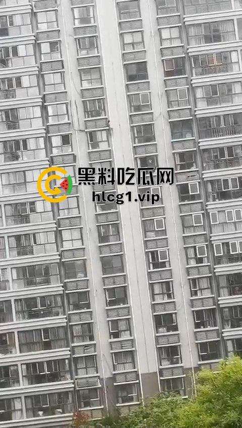 15层高楼修空调！老王徒手下楼不带防护，面子比命重要？-4