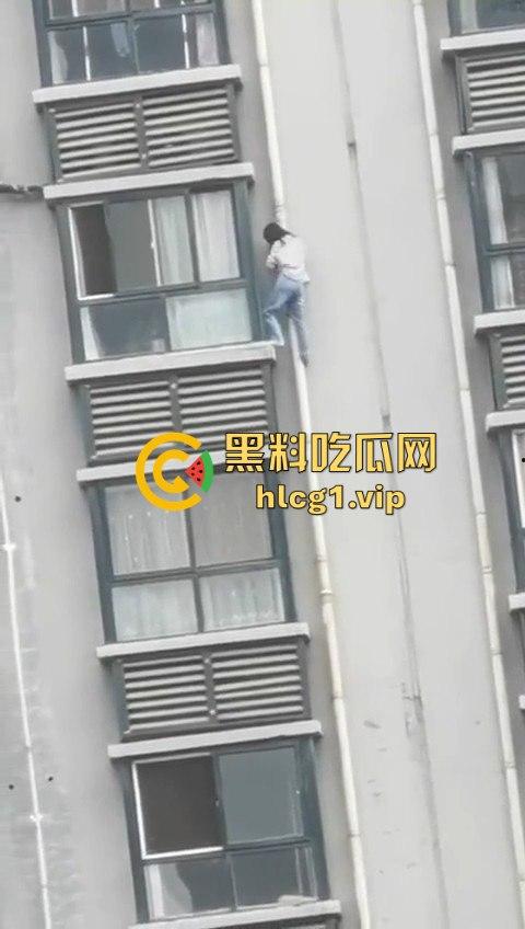 15层高楼修空调！老王徒手下楼不带防护，面子比命重要？-6