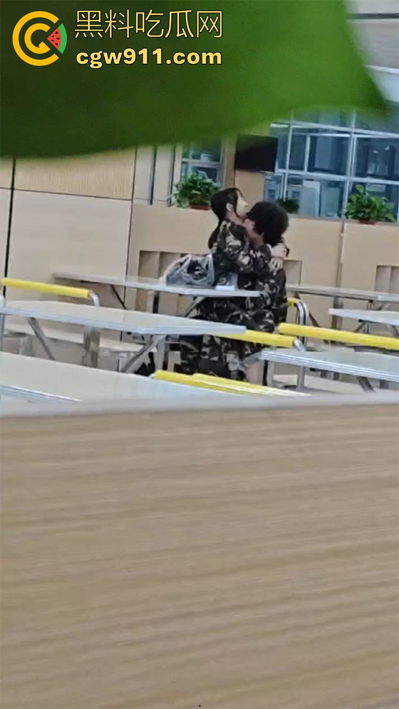 嫉妒使人丑陋啊！山东潍坊理工学院 ，大一情侣毫不在乎周围人目光，在食堂亲热暧昧，引全校男生怒骂！-5
