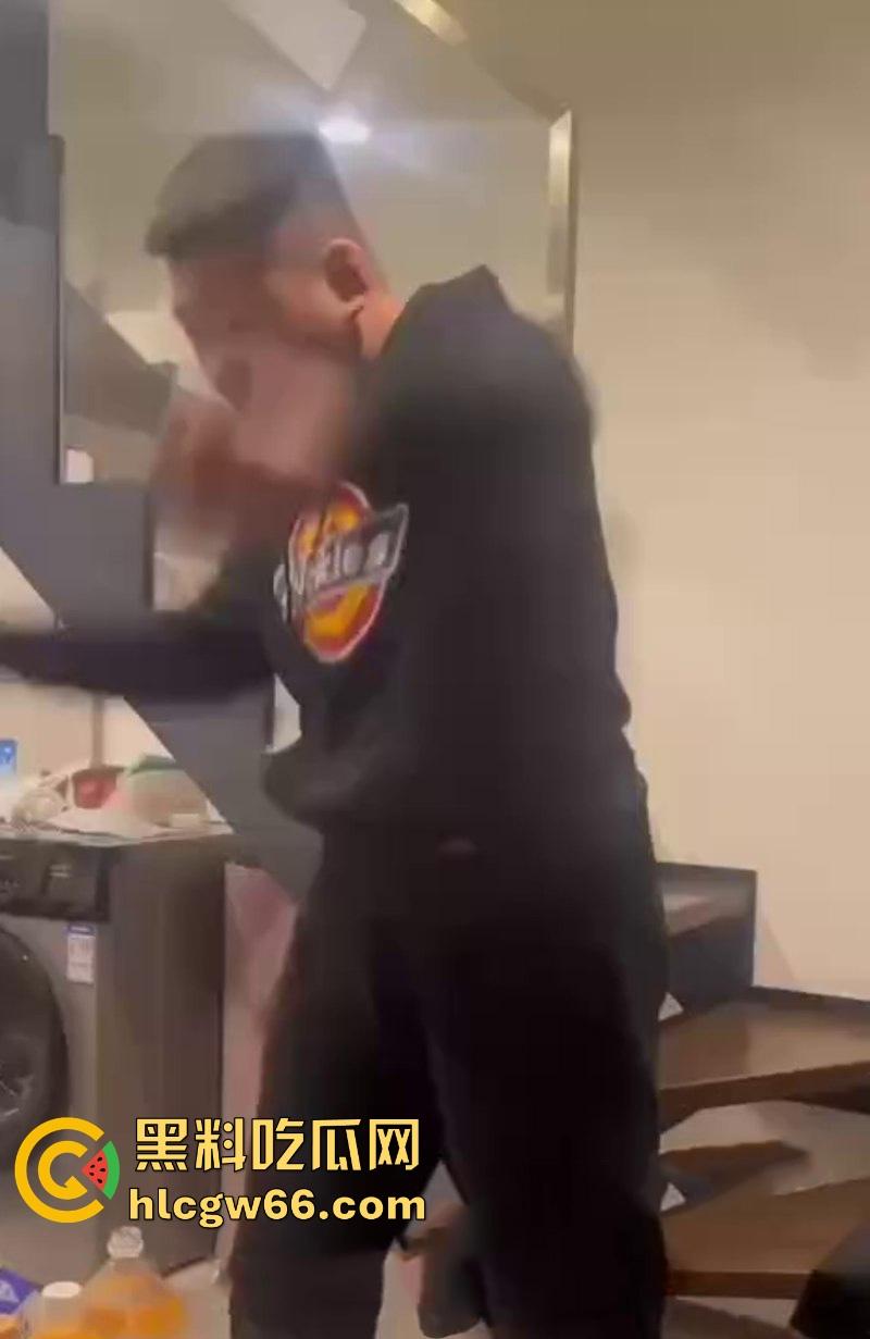 傻逼朋友又少了一个 小伙子马尿喝多了 即兴表演跳楼 丝毫不犹豫一跃而下！-10