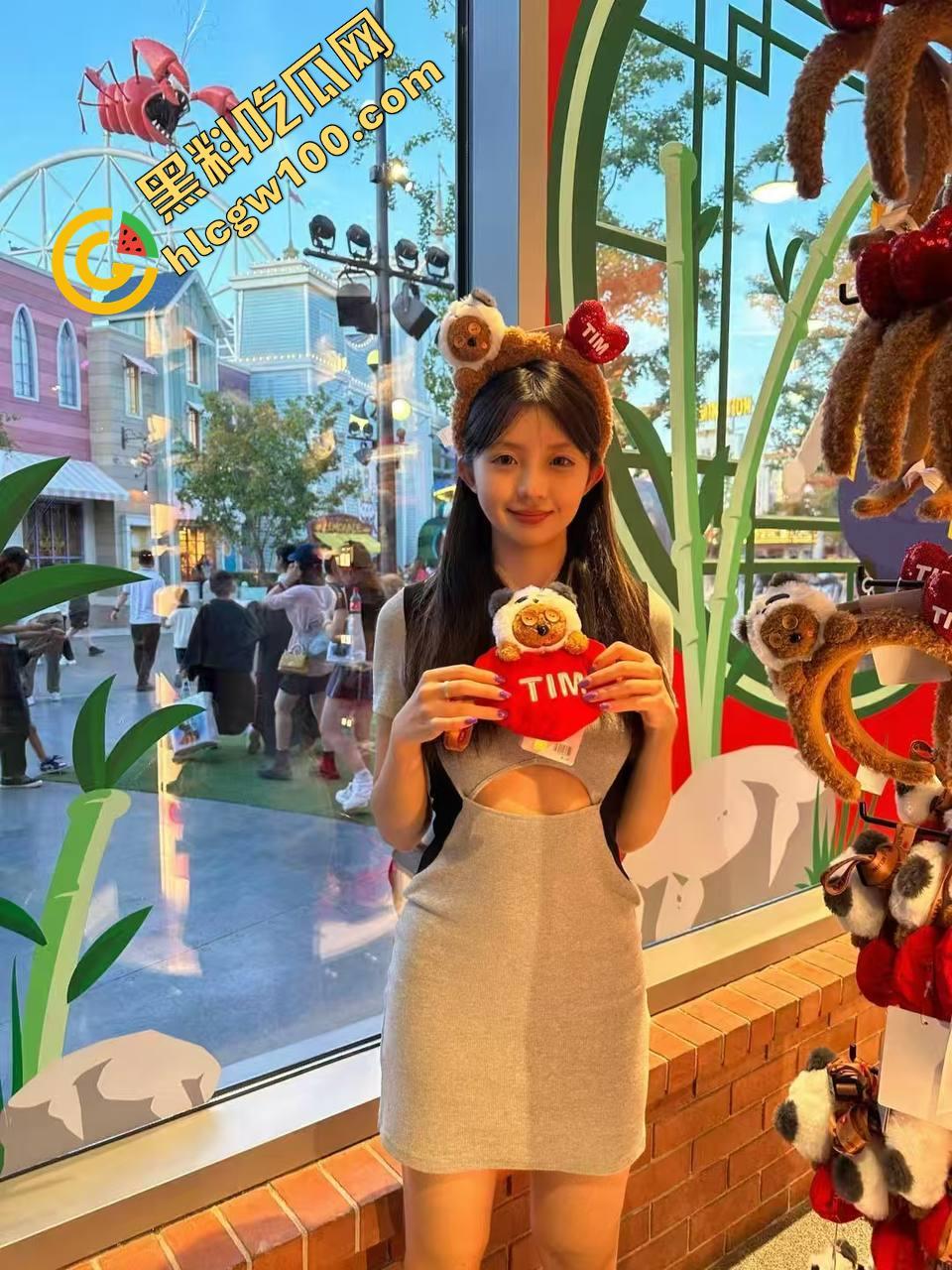 二代哥包养记录，一男配三女有钱真是好，无套后入猛操骚逼，骑脸口爆毫不心疼嘴巴都快被操肿了-7