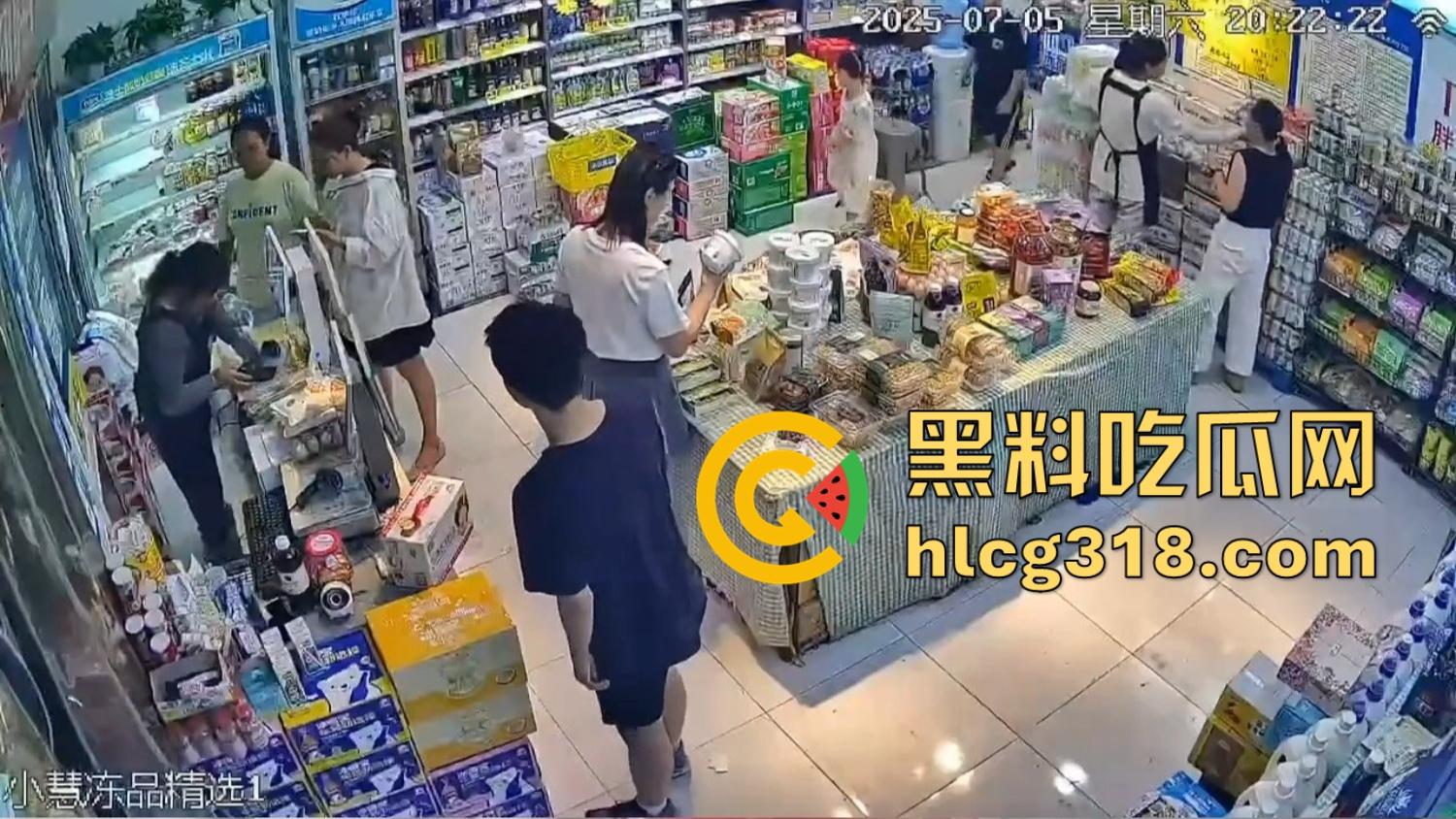 炎炎夏日成了偷拍狗的天堂，地铁公交全是猥亵逼，姑娘们裙子越短，偷拍狗越狂！-4