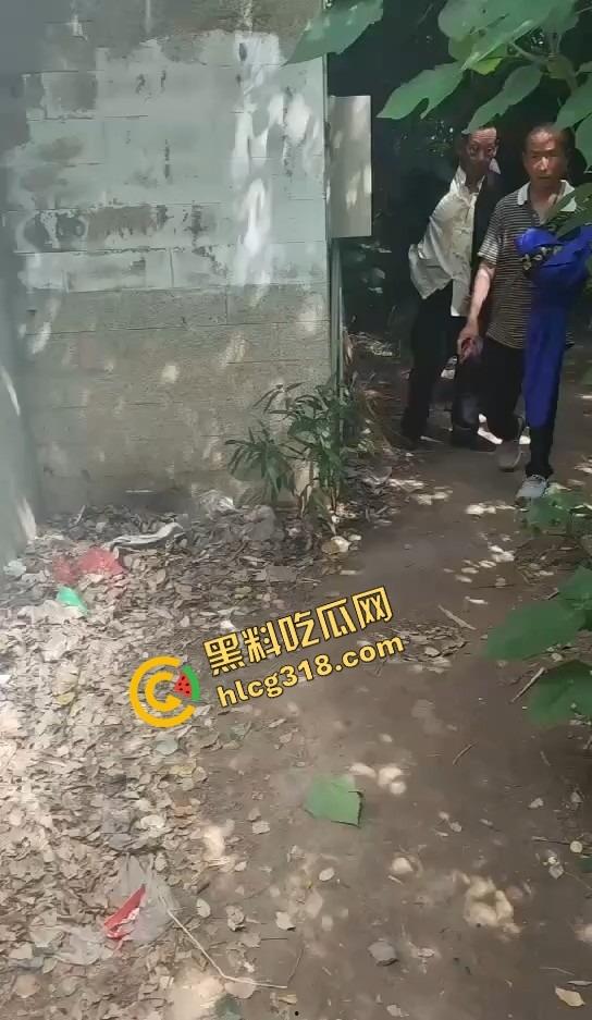 50块搞一次 她还躲个屁？偷拍野外站街熟女，刚说不接客就被老头上手开抓奶！-1