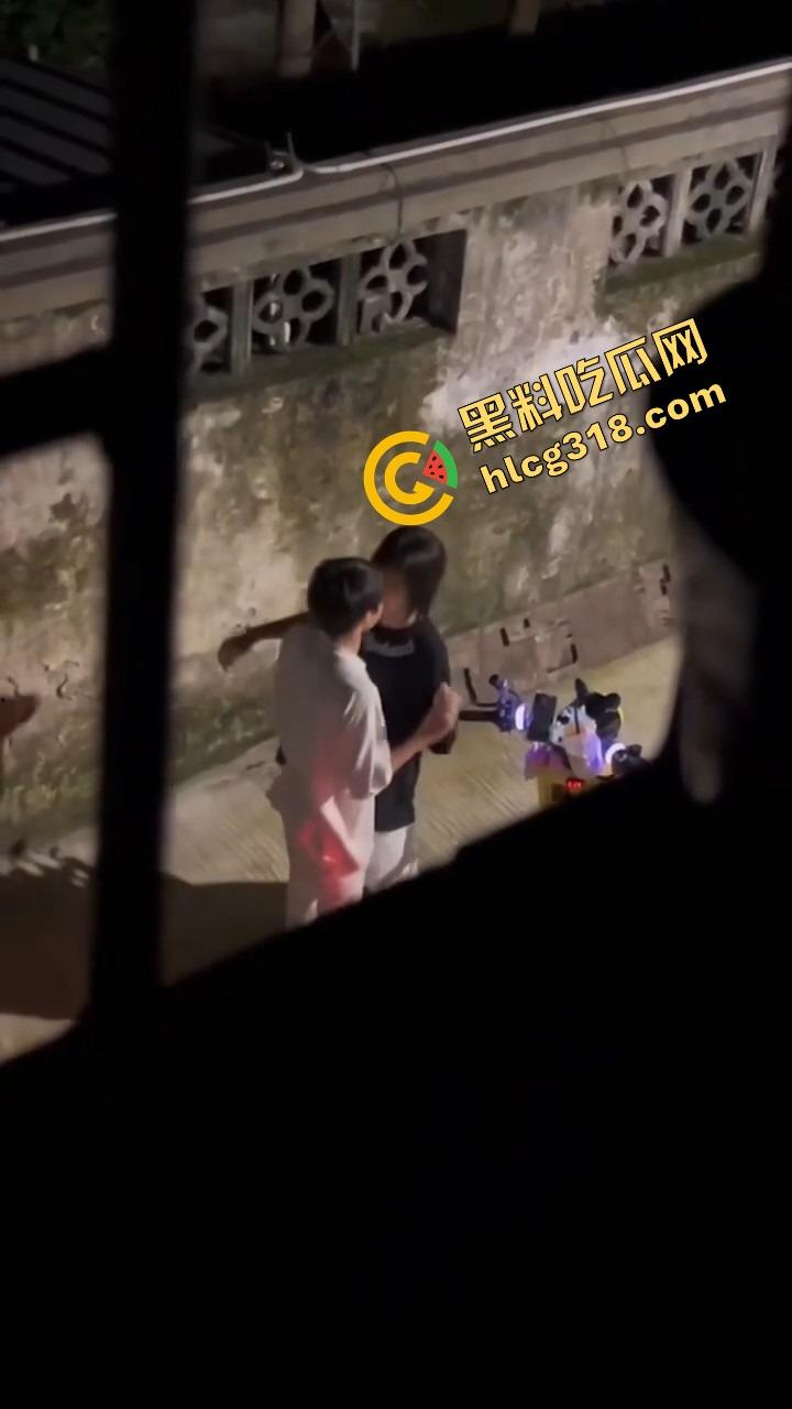 现在小年轻逼瘾太猛，骑小牛电动车都能车震，巷子里妹子张腿坐车上舔逼，随时随地吃海鲜上头！-10